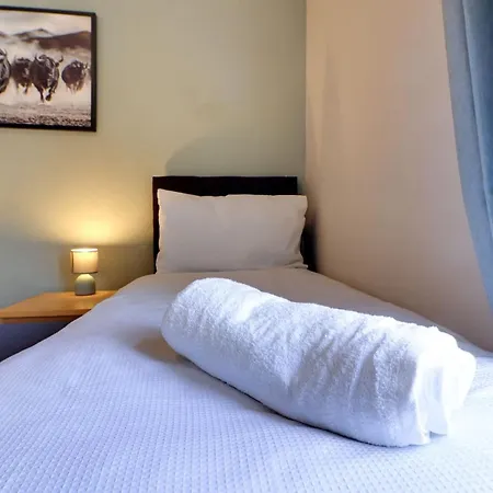 Comfortable 2-bed In By Mcpi Hosting, Ideal For Contractors With Free Wifi & Parking Holiday home *